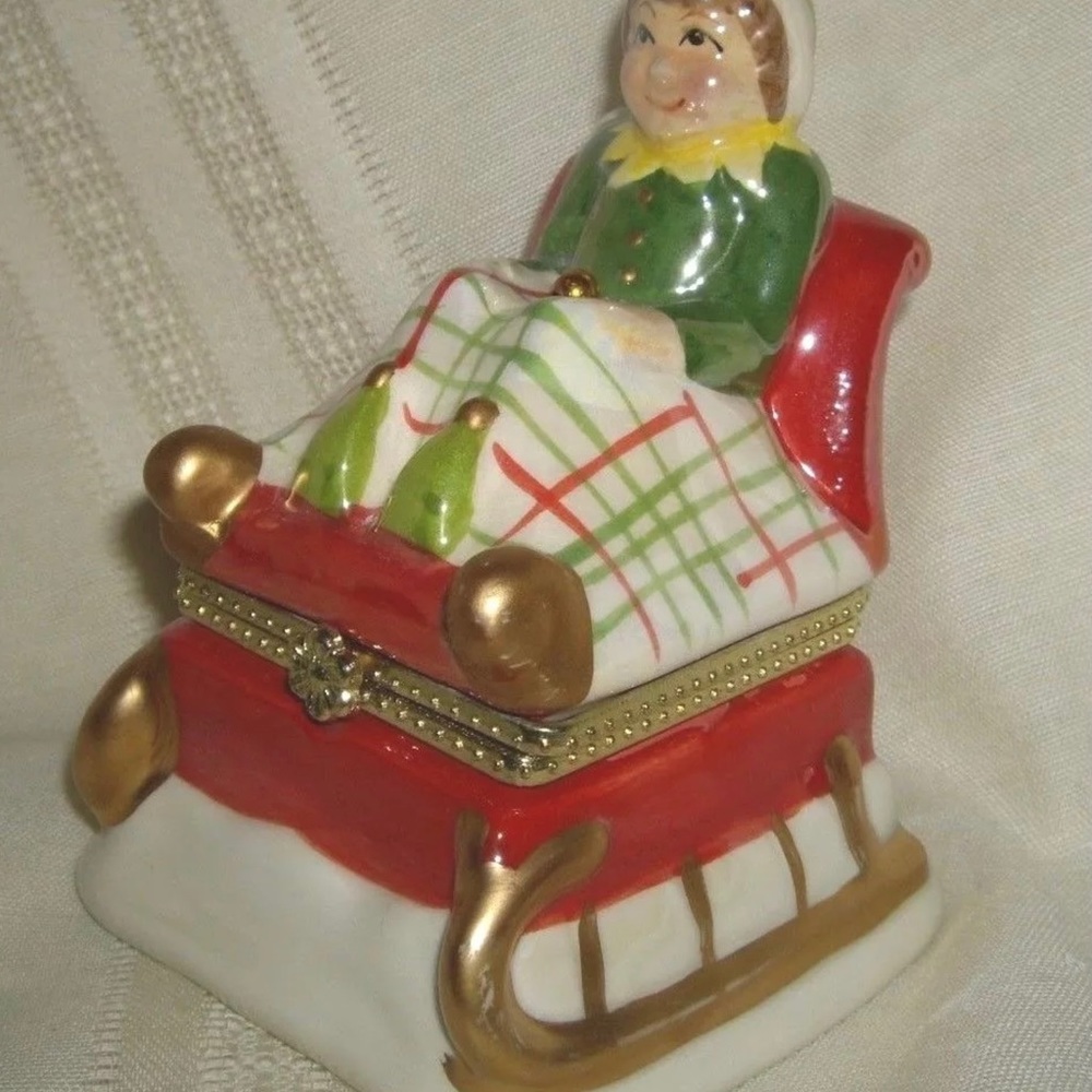 CHRISTMAS MUSICAL CERAMIC TRINKET BOX WITH MOVING INSIDES